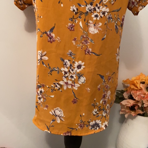 Persaya Mustard Yellow Floral Zippered Blouse with Cuffed Short Sleeves - Picture 8 of 12